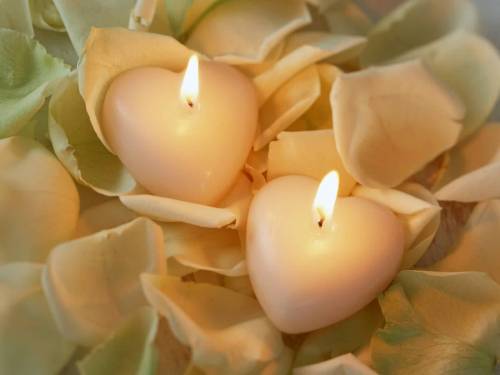 Горящие свечи в виде сердечек